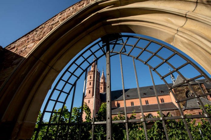Gotische Liebfrauenkirche inmitten der historischen Weinlage (Foto: Bernward Bertram) Gotische Liebfrauenkirche inmitten der historischen Weinlage (Foto: Bernward Bertram)
