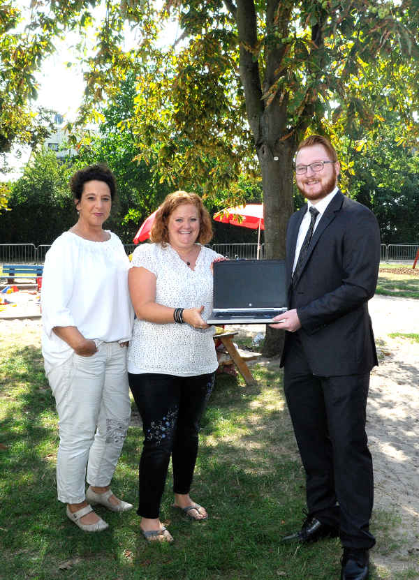 Kita-Leiterin Sabine Selig (Mitte) und Kollegin Anja Reich freuen sich über die Laptop-Spende von Björn Bein, EWR. (Foto: EWR AG)