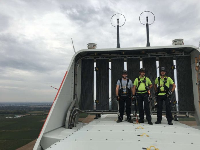 Christoph Burger, Florian Junck und Dennis Happersberger von EWR neue Energien trainieren die Höhenrettung an einer Windkraftanlage. (Foto: EWR AG)