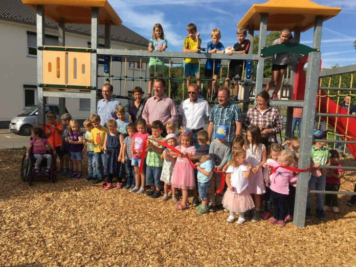 Die Kindergartenkinder beim Durchschneiden des Bandes (vordere Reihe), Verbandsbürgermeister Markus Conrad, Landschaftsarchitektin Doris Oppenberg, Ortsbürgermeister Heiko Schmittbetz, Ortsbeigeordneter Joachim Hofmeister, Erster Ortsbeigeordneter Rüdiger Ebling, Verbandsgemeindesachbearbeiterin Sabine Rosenberg (zweite Reihe von links nach rechts). (Foto: Thomas Frank, Schornsheim)