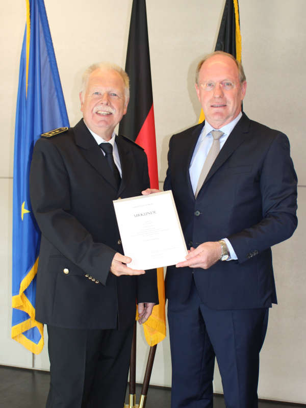 Staatssekretär Wilfried Klenk MdL und Landesbranddirektor Volker Velten bei der Übergabe der Ernennungsurkunde (Foto: Innenministerium)