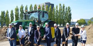 v.l.: Thomas Bernhart (John Deere), Hans-Jürgen Klein (P. Gross GmbH), Philipp Gross (P. Gross GmbH), Christiane Staab (Bürgermeisterin Stadt Walldorf), Christoph Wigger (John Deere), Bernhard Duffner (John Deere), Andreas Wilhelm (Architekt), Andreas Tisch und Susanne Nisius (Stadt Walldorf). (Foto: John Deere GmbH & Co. KG)