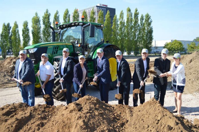 v.l.: Thomas Bernhart (John Deere), Hans-Jürgen Klein (P. Gross GmbH), Philipp Gross (P. Gross GmbH), Christiane Staab (Bürgermeisterin Stadt Walldorf), Christoph Wigger (John Deere), Bernhard Duffner (John Deere), Andreas Wilhelm (Architekt), Andreas Tisch und Susanne Nisius (Stadt Walldorf). (Foto: John Deere GmbH & Co. KG)