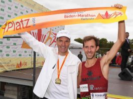 Vorstandsmitglied Carsten Pfläging mit dem Marathon-Sieger Simon Stützel (Foto: Uli Deck)