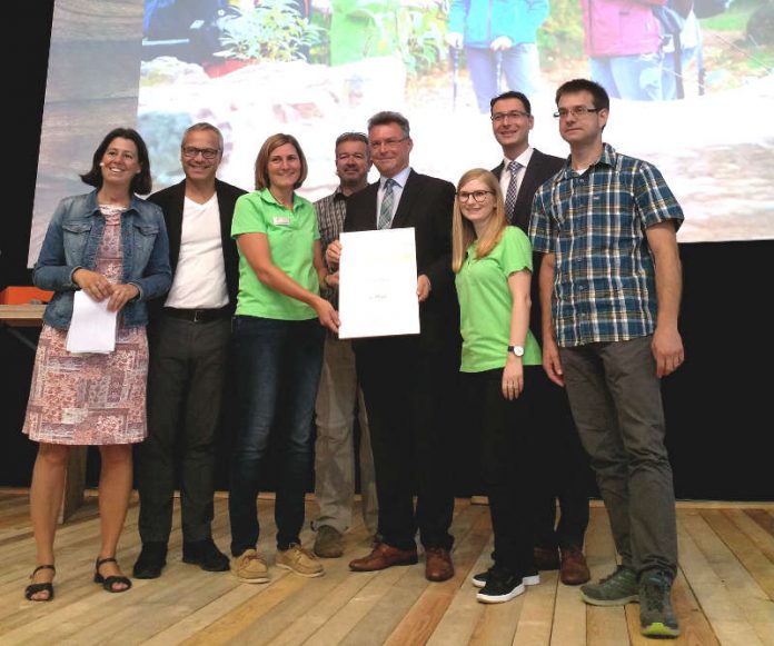 Landrat Dr. Achim Brötel nimmt gemeinsam mit Vertretern und Partnern des Neckarsteigs die Urkunde für den 1. Platz in der Kategorie „Routen“ als „Deutschlands schönster Wanderweg 2018“ entgegen. (Foto: Neckarsteig-Büro)