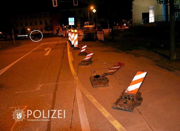 Der Fahrer hatte zunächst die Baustellenabsicherung “abgeräumt”, war dann nach dem Abbiegen gegen einen Ampelmast geprallt und schließlich nach einer Drehung um 180 Grad abseits der Fahrbahn gelandet. Im Hintergrund (hinten links) ist der Pkw in seiner Endstellung zu erkennen. Der Fahrer hatte zunächst die Baustellenabsicherung “abgeräumt”, war dann nach dem Abbiegen gegen einen Ampelmast geprallt und schließlich nach einer Drehung um 180 Grad abseits der Fahrbahn gelandet. Im Hintergrund (hinten links) ist der Pkw in seiner Endstellung zu erkennen.