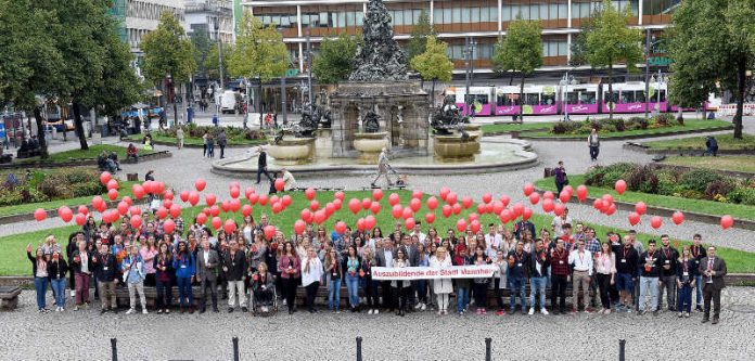 Die neuen Auszubildenden, die ihre Wünsche an die Ausbildung bei der Stadt auf Kärtchen geschrieben haben, die sie - befestigt an roten Luftballons - in den Mannheimer Himmel steigen lassen. (Foto: Stadt Mannheim/Thomas Tröster)