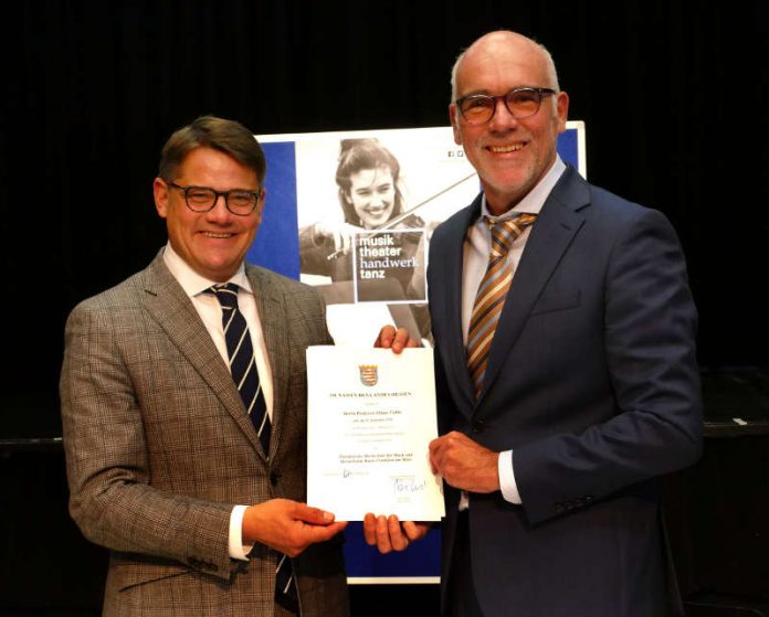 Übergabe der Ernennungsurkunde an den neuen HfMDK Präsidenten Prof. Elmar Fulda durch den Wissenschafts- und Kunstminister Boris Rhein. (Foto: HfMDK/Björn Hadem)