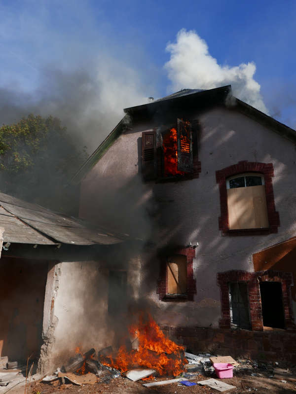 Ein leerstehendes Gebäude brannte (Foto: Feuerwehr Darmstadt)