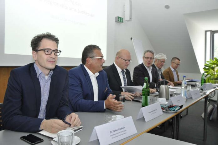 Dr. Daniel Theobald, Geschäftsbereichsleiter Standortpolitik der IHK, Klaus Peter Schellhaas, Landrat des Kreises Darmstadt-Dieburg, Frank Matiaske, Landrat des Odenwaldkreises, Christian Engelhardt, Landrat des Kreises Bergstraße, Jochen Partsch, Oberbürgermeister der Wissenschaftsstadt Darmstadt, Thomas Will, Landrat des Kreises Groß-Gerau. (Foto: Kreis Bergstraße) Dr. Daniel Theobald, Geschäftsbereichsleiter Standortpolitik der IHK, Klaus Peter Schellhaas, Landrat des Kreises Darmstadt-Dieburg, Frank Matiaske, Landrat des Odenwaldkreises, Christian Engelhardt, Landrat des Kreises Bergstraße, Jochen Partsch, Oberbürgermeister der Wissenschaftsstadt Darmstadt, Thomas Will, Landrat des Kreises Groß-Gerau. (Foto: Kreis Bergstraße)