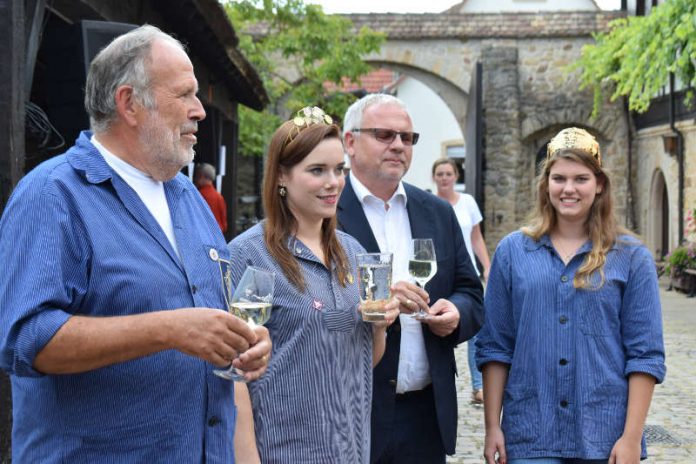 Edgar Römelt, stellv. Vorsitzender der Leisböhler Weinkultur Haßloch, Davina I., Andechser Bierfestkönigin 2017/2018, Hans-Ulrich Ihlenfeld, Landrat und Shirin I., Weinprinzessin Lachen-Speydorf und Schirmherrin der Leisböhler Weintage.