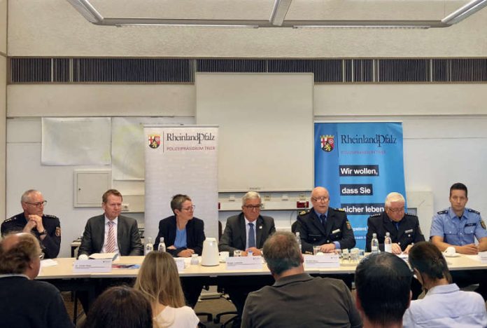 Die Teilnehmer der Pressekonferenz: Polizeidirektor Dietmar Braun, Leitender Ministerialrat Dr. Dieter Keip, Gerke Minrath-Grunwald, Innenminister Roger Lewentz, Polizeipräsident Rudolf Berg, Pressesprecher Karl-Peter Jochem, Polizeioberkommissar Thomas Hillen (von links). (Foto: Polizei RLP)