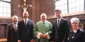 Die beiden neuen Pastoralassistenten feierten heute ihre offizielle Beauftragung (v.l.n.r.): Matthias Zech, Diözesanreferent für die Pastoralreferent/-innen im Bistum Speyer, Michael Gutting, Weihbischof Otto Georgens, Marcel Ladan und Sr. Dorotea Castano de Luis, Mentorin in der Ausbildung der Pastoralassistenten. (Foto: Bistum Speyer)