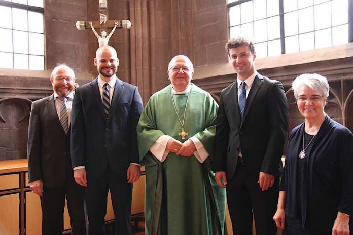 Die beiden neuen Pastoralassistenten feierten heute ihre offizielle Beauftragung (v.l.n.r.): Matthias Zech, Diözesanreferent für die Pastoralreferent/-innen im Bistum Speyer, Michael Gutting, Weihbischof Otto Georgens, Marcel Ladan und Sr. Dorotea Castano de Luis, Mentorin in der Ausbildung der Pastoralassistenten. (Foto: Bistum Speyer)