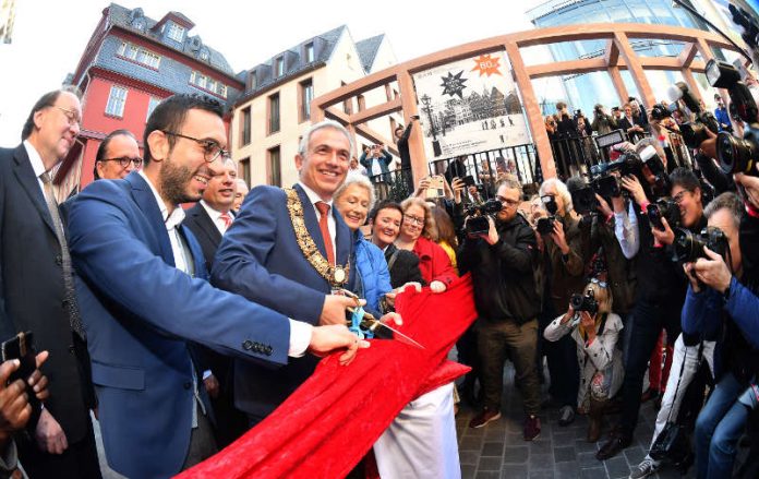 Eröffnung der neuen Altstadt: OB Peter Feldmann durchschneidet rotes Band (Foto: Stadt Frankfurt/Rainer Rüffer)