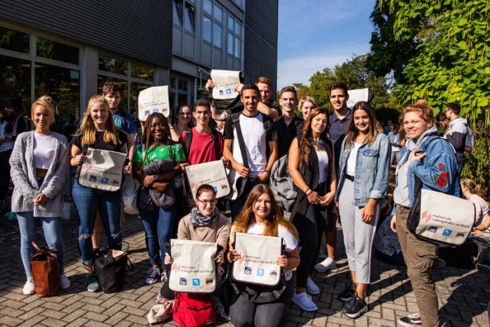 Ein kleiner Teil der Studienanfängerinnen und -anfänger“ mit ihren „Ersti-Bags“ im Anschluss an die Erstsemesterbegrüßung (Foto: HS LU)