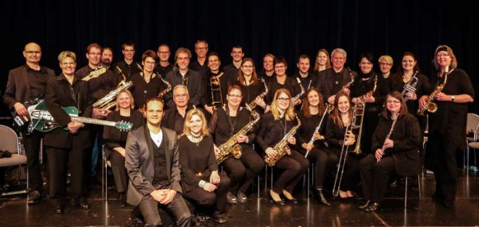 Die BigBand des Landratsamtes Karlsruhe, seit 2007 unter der Leitung von Marco Vincenzi (Bildmitte), feiert ihr 20-jähriges Jubiläum mit einem Gala-Konzert in Ettlingen. (Foto: Thomas Rebel/rebel-shotz.com)