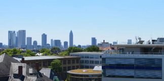 Ausschnitt von Campus und Skyline am Tag (Foto: Kevin Rupp / Frankfurt UAS)