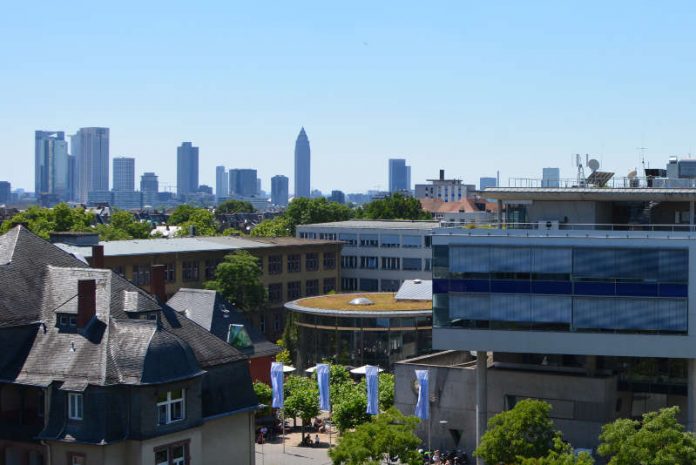Ausschnitt von Campus und Skyline am Tag (Foto: Kevin Rupp / Frankfurt UAS)