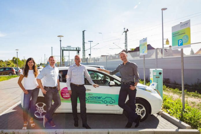 v.l.: Susanne Schäfer, Bereichsleiterin Marketing & Kommunikation GGEW AG; Sascha Quadt, Projektverantwortlicher E-Mobilität bei der GGEW AG; Carsten Hoffmann, Vorstand GGEW AG; Holger Habich, Bürgermeister der Stadt Zwingenberg (Foto: GGEW AG/Marc Fippel Fotografie) v.l.: Susanne Schäfer, Bereichsleiterin Marketing & Kommunikation GGEW AG; Sascha Quadt, Projektverantwortlicher E-Mobilität bei der GGEW AG; Carsten Hoffmann, Vorstand GGEW AG; Holger Habich, Bürgermeister der Stadt Zwingenberg (Foto: GGEW AG/Marc Fippel Fotografie)