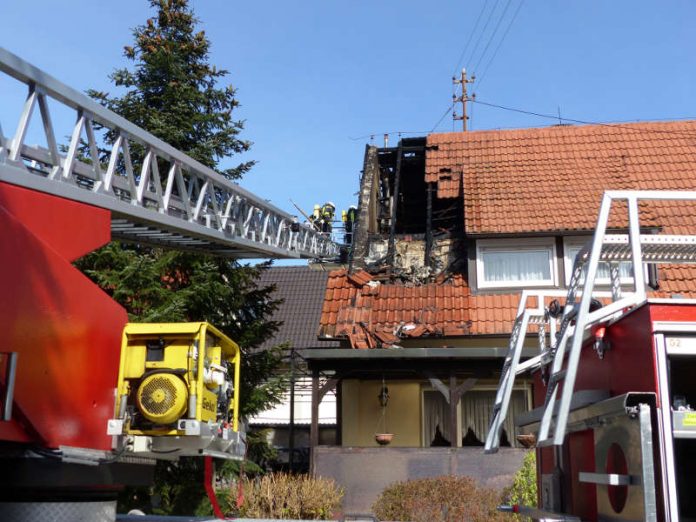 Der Brand fraß sich in den angrenzenden Dachstuhl (Foto: Feuerwehr Neustadt)
