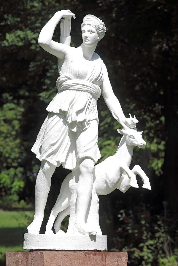 Diana-Statue im Herrnsheimer Schlosspark. (Foto: Rudolf Uhrig) Diana-Statue im Herrnsheimer Schlosspark. (Foto: Rudolf Uhrig)