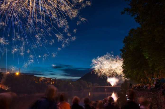 Vor dem Feuerwerk zum Chorkonzert (Foto: Martin Kämper)