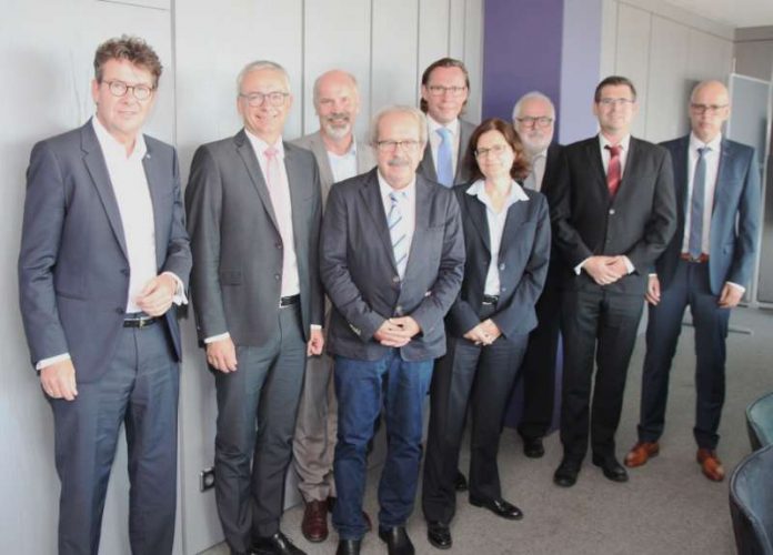 v.l.: Dr. Alexander Pischon, Geschäftsführer der Karlsruher Verkehrsverbund GmbH (KVV) (1.v.l.) und Landrat Dr. Christoph Schnaudigel (2.v.l.) kamen mit den Vertretern der Busunternehmen zur Vertragsunterzeichnung zusammen. (Foto: Landratsamt Karlsruhe) v.l.: Dr. Alexander Pischon, Geschäftsführer der Karlsruher Verkehrsverbund GmbH (KVV) (1.v.l.) und Landrat Dr. Christoph Schnaudigel (2.v.l.) kamen mit den Vertretern der Busunternehmen zur Vertragsunterzeichnung zusammen. (Foto: Landratsamt Karlsruhe)