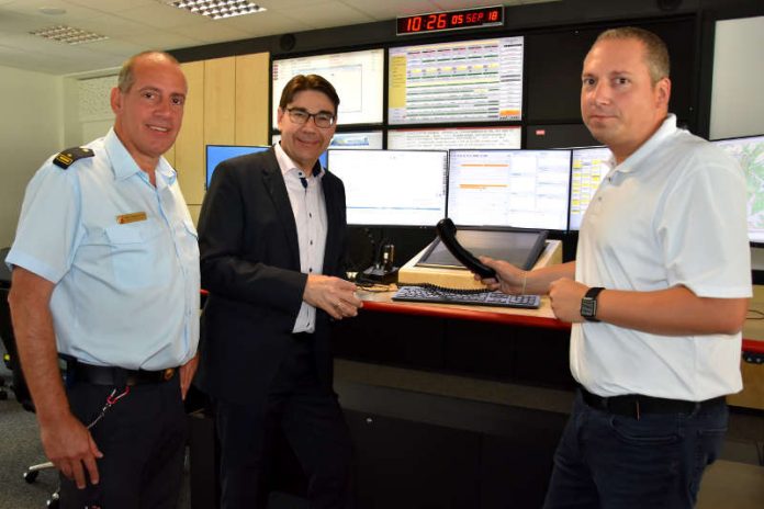 Oberbürgermeister Thomas Hirsch (M.) und Stadtfeuerwehrinspekteur Dirk Hargesheimer (l.) beim Vor-Ort-Termin mit Matthias Bruhne, Leiter der Integrierten Leitstelle Landau. (Foto: Stadt Landau in der Pfalz)