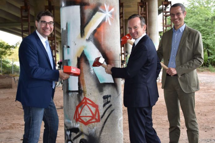 Oberbürgermeister Thomas Hirsch, Verkehrsminister Dr. Volker Wissing und Bürgermeister Dr. Maximilian Ingenthron (v.l.n.r.) beim symbolischen Hammerschlag zu Beginn des Abrisses und Neubaus der nördlichen Horstbrücke in Landau. (Foto: Stadt Landau in der Pfalz)