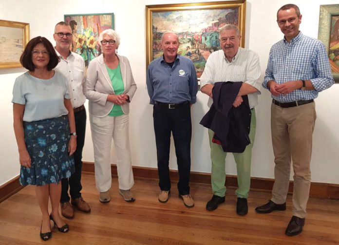 v.l.: Gemeinsam bei der Vernissage zur Eröffnung der Ausstellung „Maries Malerfreunde“ im Strieffler Haus der Künste: Bürgermeister und Kulturdezernent Dr. Maximilian Ingenthron (r.), Landrätin a.D. Theresia Riedmaier, der Vereinsvorsitzende Christian Freichel-Tworeck, die stellvertretende Vorsitzende Christel Ludowici sowie Dieter Buhl und Dr. Albrecht Müller (Foto: Stadt Landau in der Pfalz)