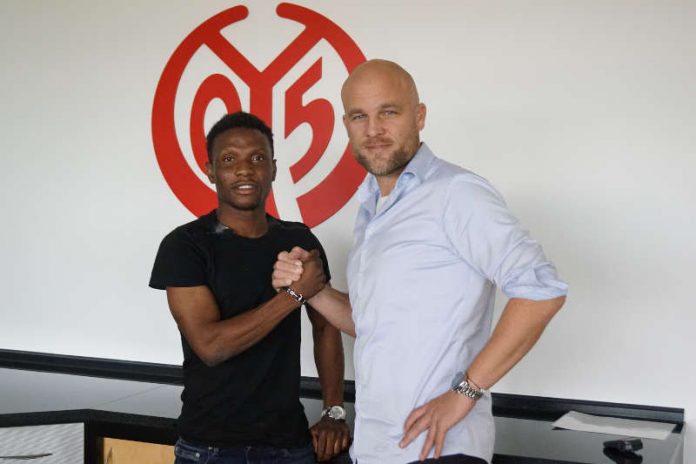 v.l.: Issah Abass und Sportvorstand Rouven Schröder (Foto: Mainz 05)