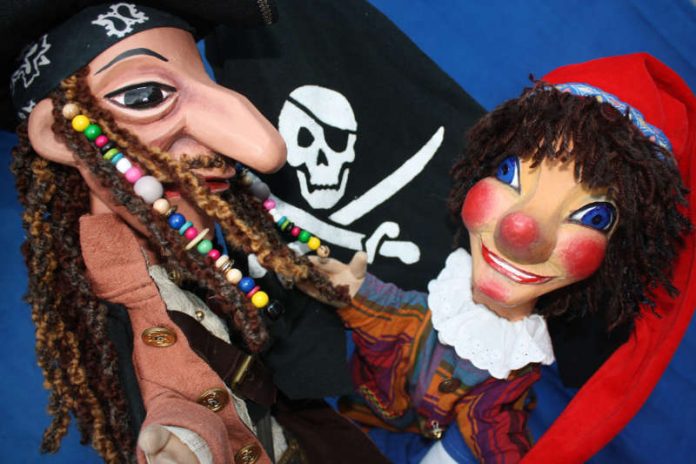 Kindertheater 'Kasper und der Pirat der sieben Meere', aufgeführt von der Freiburger Puppenbühne (Foto: Freiburger Puppenbühne)