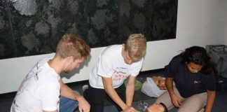 Mit Teamwork zum Ziel – In gemischten Teams aus Azubis der Stadtwerke und Malteser Schulsanitätern wurde für den Ernstfall trainiert. (Foto: MHD Speyer)