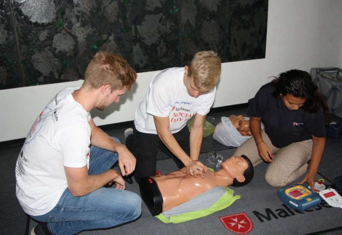 Mit Teamwork zum Ziel – In gemischten Teams aus Azubis der Stadtwerke und Malteser Schulsanitätern wurde für den Ernstfall trainiert. (Foto: MHD Speyer) Mit Teamwork zum Ziel – In gemischten Teams aus Azubis der Stadtwerke und Malteser Schulsanitätern wurde für den Ernstfall trainiert. (Foto: MHD Speyer)