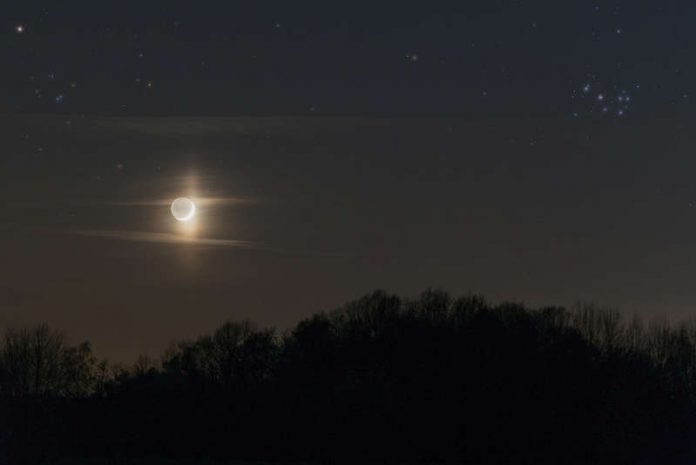 Mondsichel zwischen Plejaden und Hyaden (Foto: Dr. Christian Mücksch)