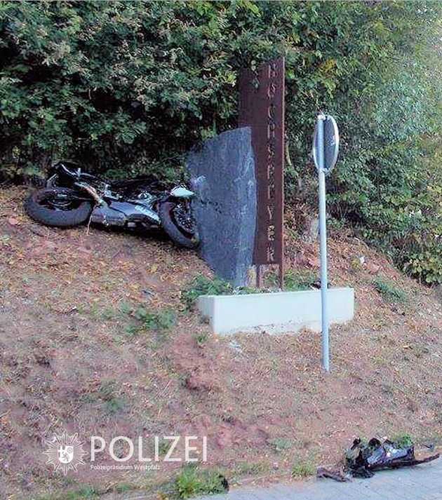 Das Motorrad endet am Stein