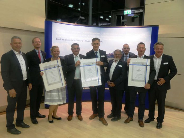 Matthias Weber (Bürgermeister Otzberg), Robert Freiherr von Heereman und Johanna Freifrau von Heereman (Hofgut Habitzheim), Landrat Klaus Peter Schellhaas, Hansjörg Koroschetz (Baier und Michels GmbH), Karl Vierheller (Erster Stadtrat Ober-Ramstadt), Patrick Koch (Bürgermeister Pfungstadt), Ralf Schierl und Dr. Oliver Feyen (Zyagnum AG) (Foto: Landkreis Darmstadt-Dieburg) Matthias Weber (Bürgermeister Otzberg), Robert Freiherr von Heereman und Johanna Freifrau von Heereman (Hofgut Habitzheim), Landrat Klaus Peter Schellhaas, Hansjörg Koroschetz (Baier und Michels GmbH), Karl Vierheller (Erster Stadtrat Ober-Ramstadt), Patrick Koch (Bürgermeister Pfungstadt), Ralf Schierl und Dr. Oliver Feyen (Zyagnum AG) (Foto: Landkreis Darmstadt-Dieburg)