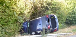 Verunfallter BMW in der Böschung