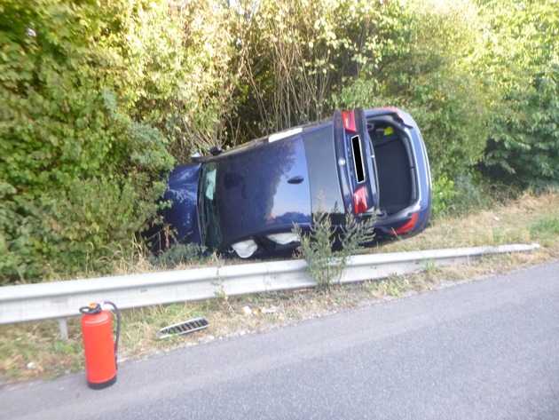 Verunfallter BMW in der Böschung