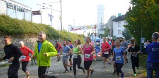 Läufer des Zementwerkslauf 2017, kurz nach dem Start. (Foto: Hannes Blank)