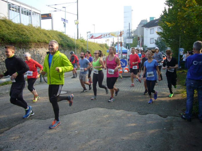 Läufer des Zementwerkslauf 2017, kurz nach dem Start. (Foto: Hannes Blank)