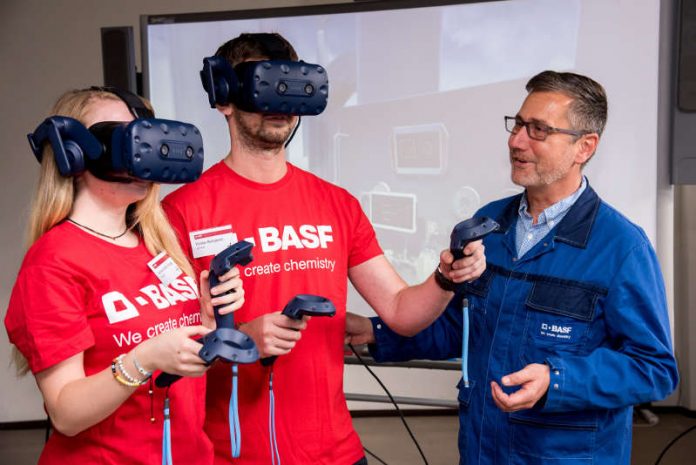 Das Thema Digitalisierung spielt in der Ausbildung bei BASF eine große Rolle. Ausbilder Alexander Karle führt vor, wie Auszubildenden mit Virtual Reality die korrekte Bedienung einer Pumpe erlernen können. (Foto: BASF SE/Marcus Schwetasch) Das Thema Digitalisierung spielt in der Ausbildung bei BASF eine große Rolle. Ausbilder Alexander Karle führt vor, wie Auszubildenden mit Virtual Reality die korrekte Bedienung einer Pumpe erlernen können. (Foto: BASF SE/Marcus Schwetasch)