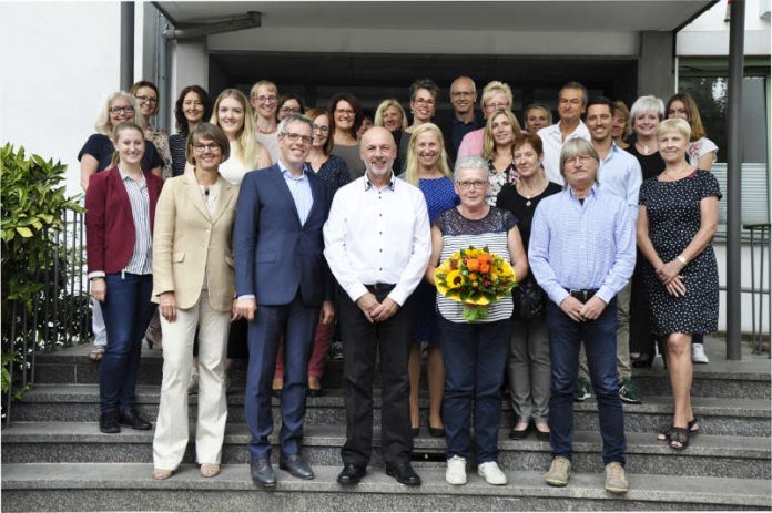 Die Personalabteilung verabschiedete Ronald Berg (mit Landrat Christian Engelhardt, der Ersten Kreisbeigeordneten Diana Stolz sowie Ehefrau Gabriele Berg und Vertretern des Personalrats) (Foto: Kreis Bergstraße)