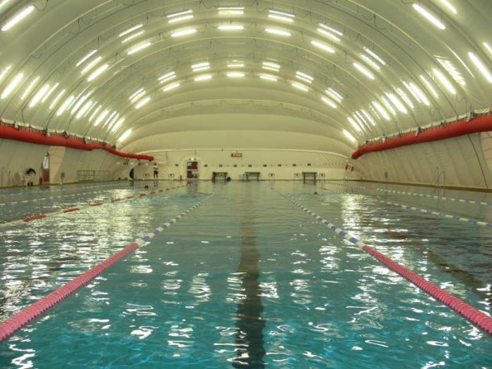 Überdachung des 50-Meter-Außenbeckens des Riedbads (Foto: BäderBetriebe Frankfurt GmbH) Überdachung des 50-Meter-Außenbeckens des Riedbads (Foto: BäderBetriebe Frankfurt GmbH)
