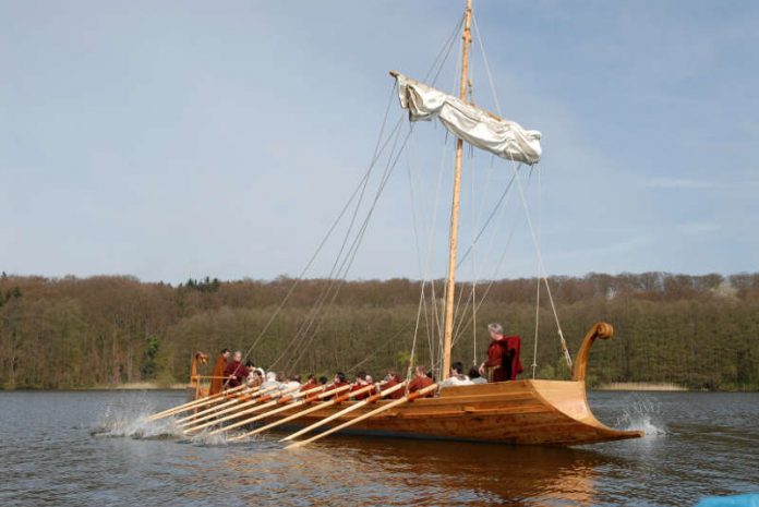 Römerboot Victoria mit Besatzung (Foto: Agenda/W.Huppertz, LWL- Landschaftsverband Westfalen-Lippe)