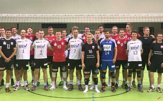 Volleyballer der beiden Mannschaften (Foto: privat)