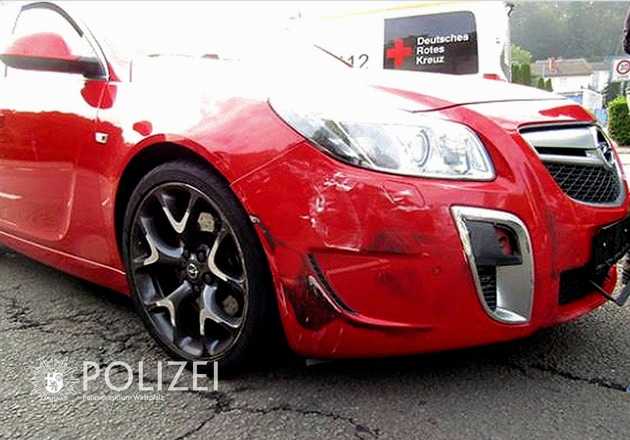 Am Opel Insignia entstand lediglich ein leichter Schaden im rechten Frontbereich. Am Opel Insignia entstand lediglich ein leichter Schaden im rechten Frontbereich.