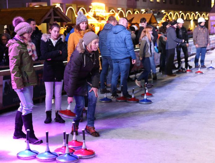 Stadtwerke Eiszeit - Eisstockschießen (Foto: KME Karlsruhe Marketing und Event GmbH / Jörg Donecker)