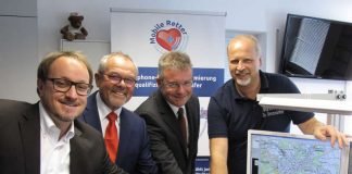 Symbolischer Start des Projekts „Mobile Retter“ in der Mosbacher Leitstelle durch (v. l.) den Geschäftsführer des DRK-Kreisverbandes Mosbach Steffen Blaschek, den Präsident des DRK-Kreisverbandes Mosbach Gerhard Lauth, Landrat Dr. Achim Brötel und Leitenden Notarzt Priv.-Doz. Dr. Harald Genzwürker. (Foto: Landratsamt Neckar-Odenwald-Kreis)
